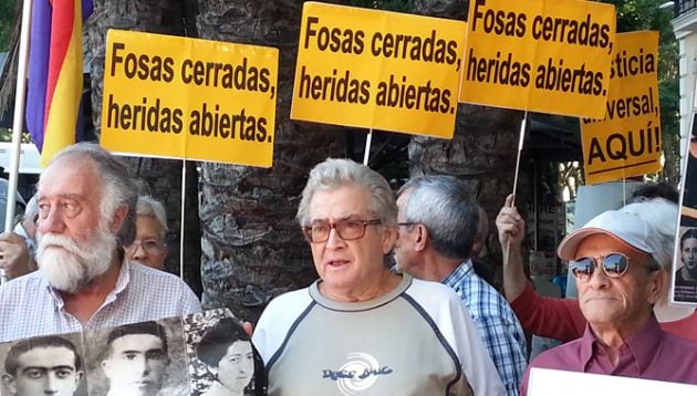 Víctimas del franquismo se manifiestan en 2013 frente al hotel del relato de la ONU