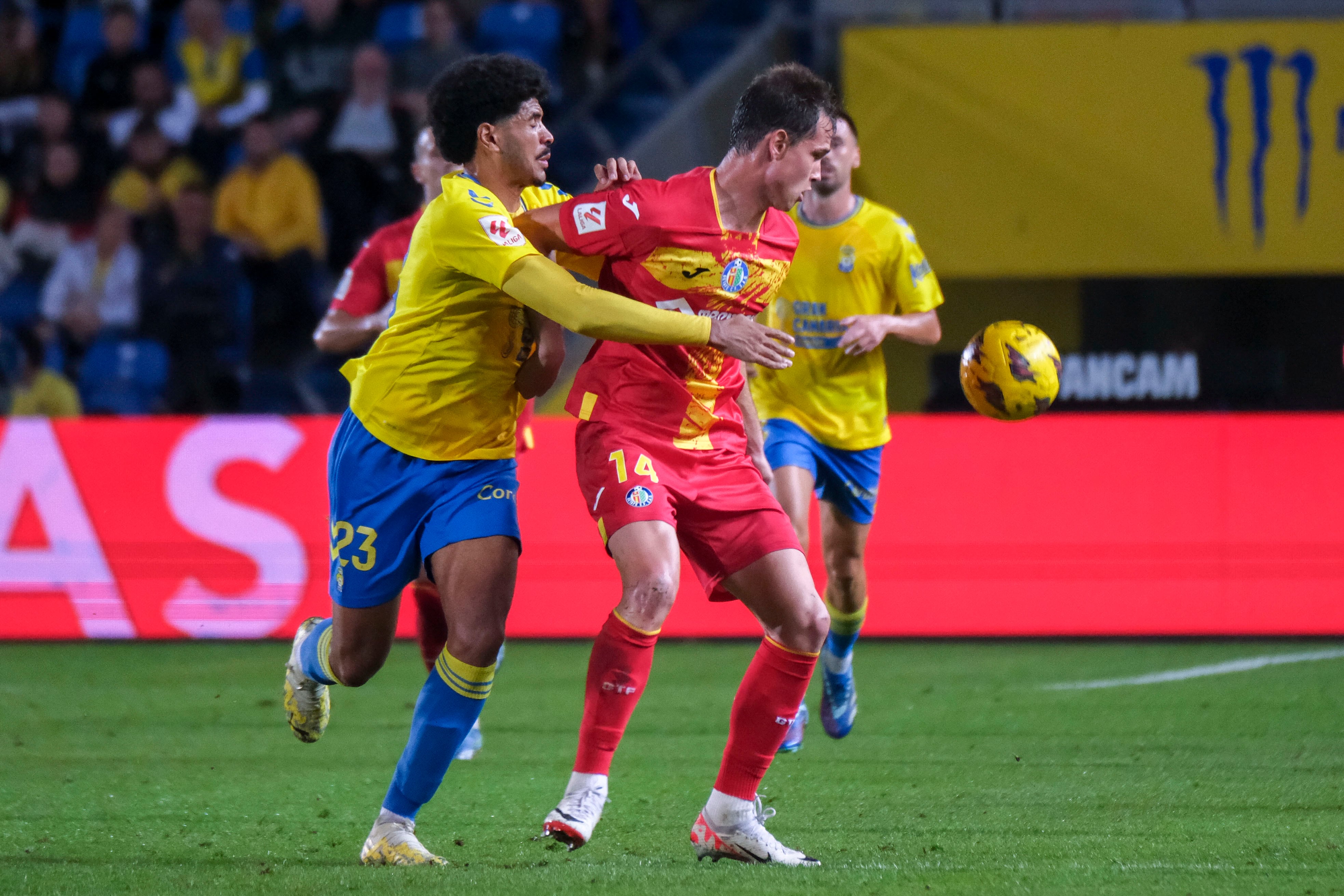 LAS PALMAS DE GRAN CANARIA, 01/12/2023.- El delantero del Getafe Juanmi Latasa (d) disputa una posesión ante el defensa ecuatoguineano de la UD Las Palmas Saul Coco durante un encuentro correspondiente a la decimoquinta jornada de LaLiga EA Sports disputado entre la UD Las Palmas y el Getafe en el Estadio Gran Canaria. EFE/ Angel Medina G
