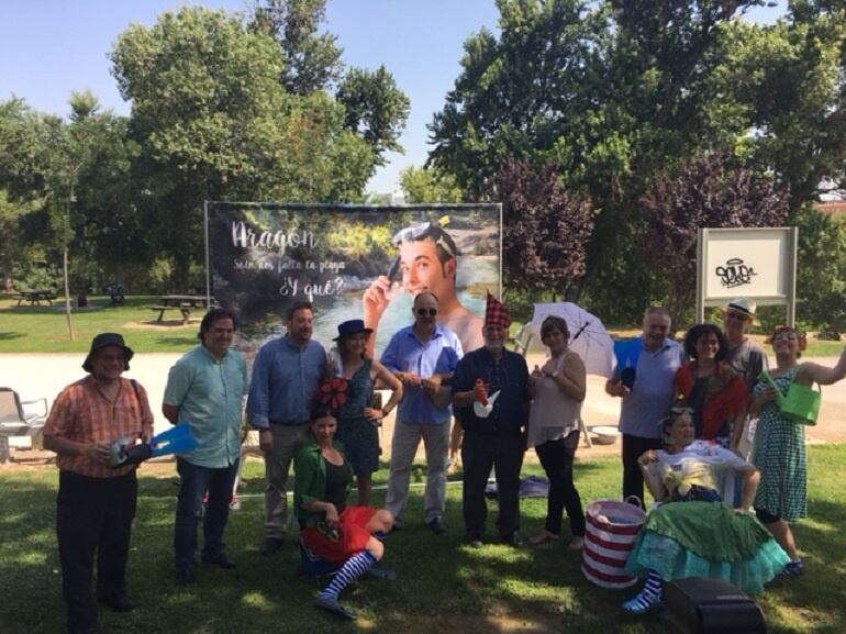 El consejero Jose Luis Soro es recibido en el Café Le Parisien de Zaragoza
