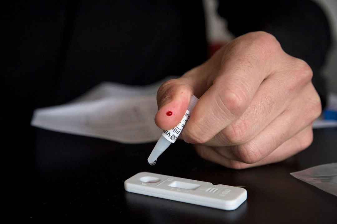 Un hombre se realiza la prueba rápida del COVID-19.