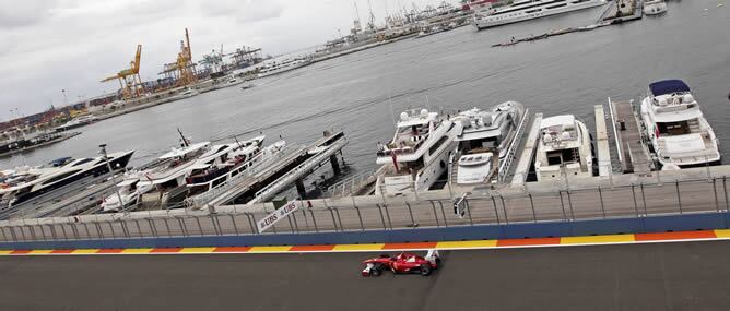 El piloto español del equipo Ferrari Fernando Alonso rueda en la primera sesión de entrenamientos libres del Gran Premio de Europa de Fórmula Uno que se disputa en el circuito urbano de Valencia.