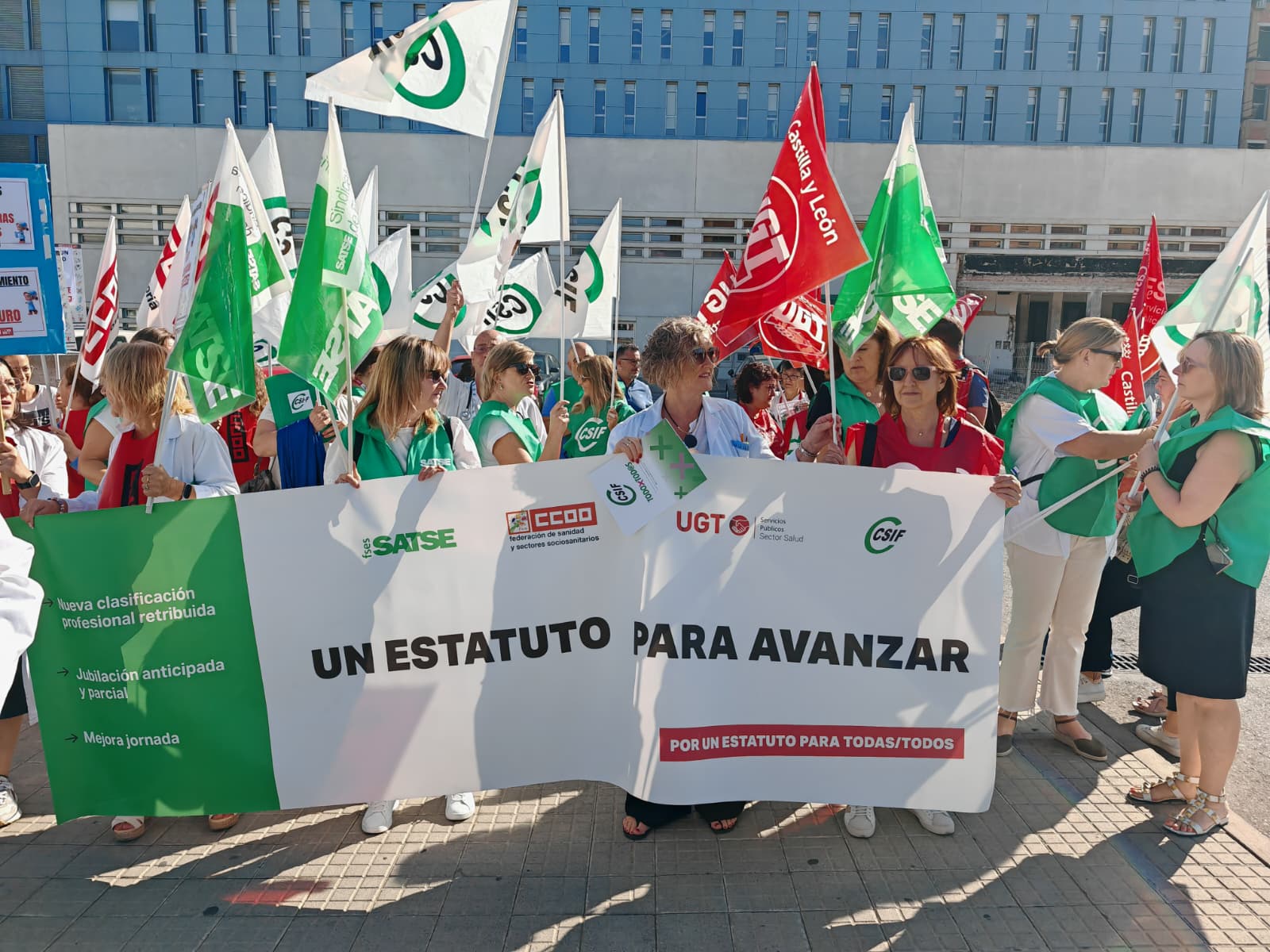 Los sanitarios se han concentrado a las puertas del hospital Santa Bárbara de Soria