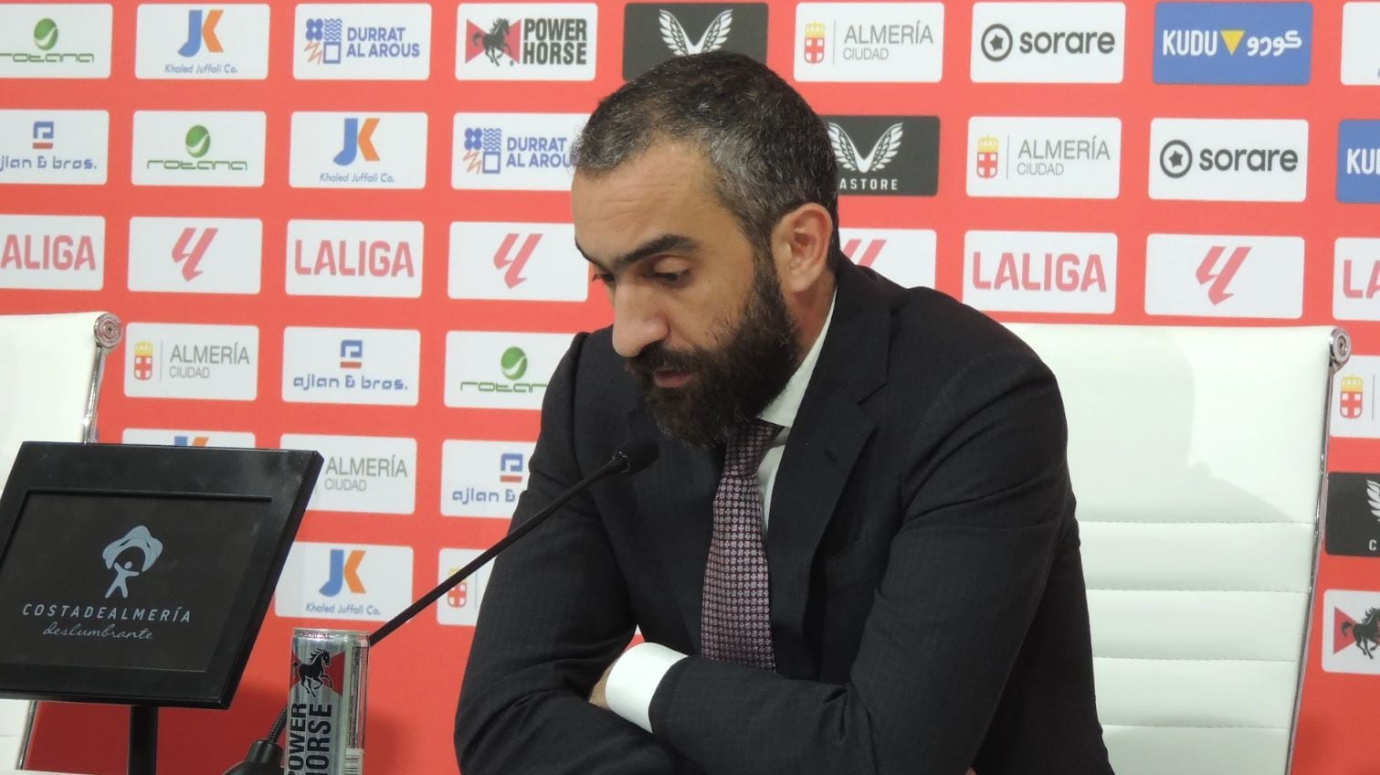 Mohamed El Assy habla a la afición del Almería.