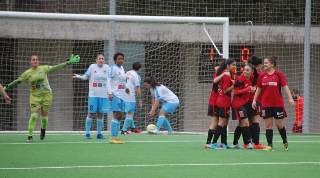 Las jugadoras del Victoria celebran uno de los tantos marcados por Ánxela Torres