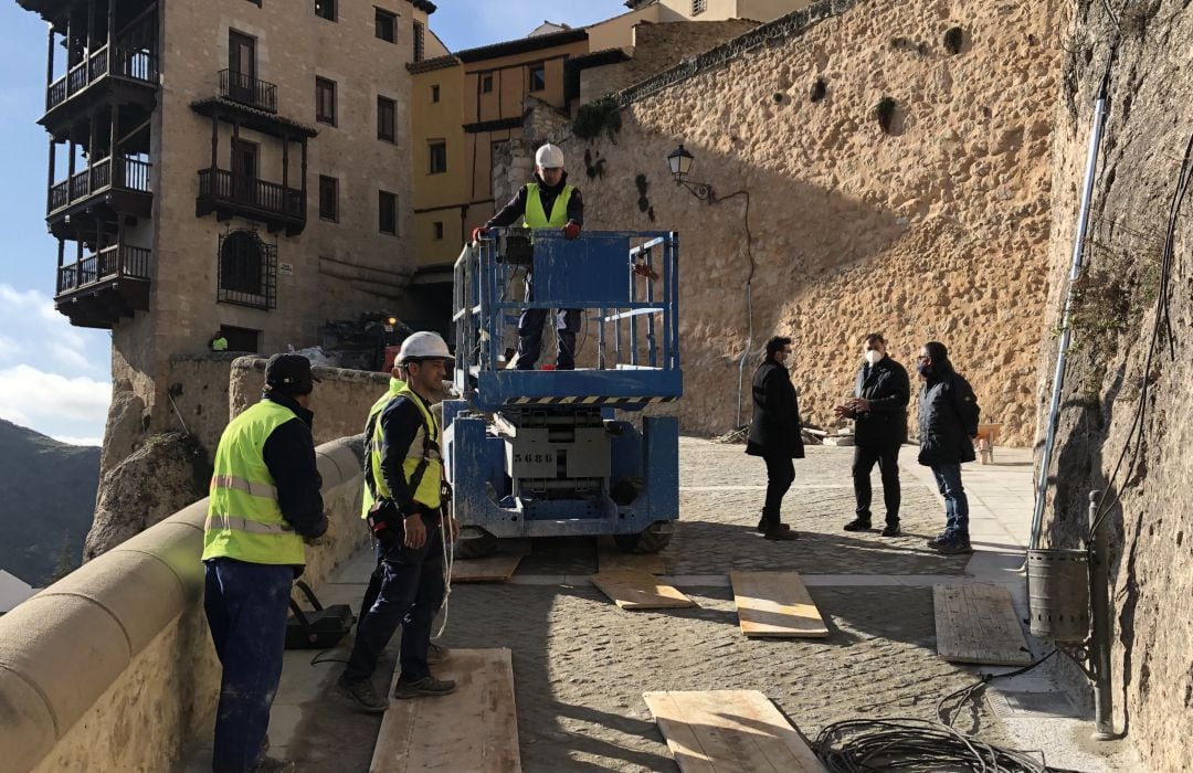 Vista del alcalde de Cuenca, Darío Dolz, a las obras de reparación del muro de la calle Canónigos.