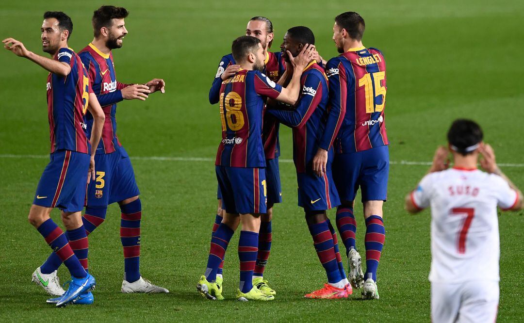 El Barcelona celebra el primer gol del partido ante la mirada de Suso