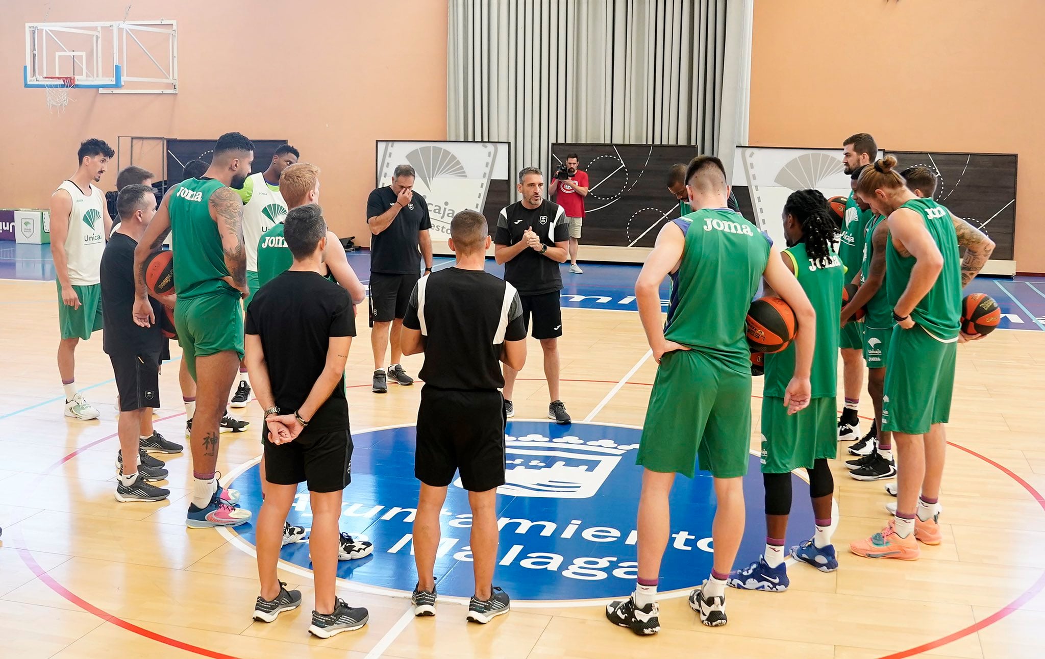 Ibon Navarro, dirigiéndose a sus jugadores antes de un entrenamiento