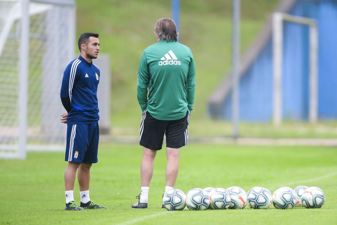 Joselu charla con Sergio Egea durante un entrenamiento