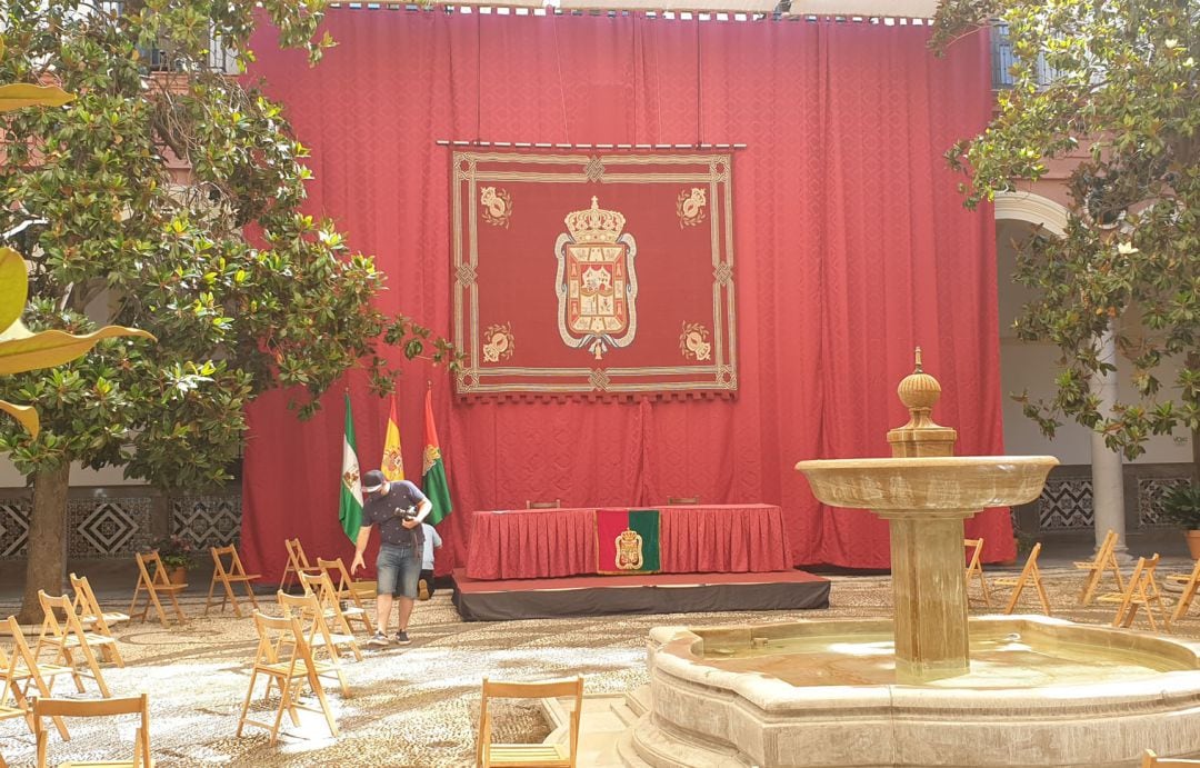 Preparativos en el patio del Ayuntamiento de Granada para la celebración del pleno de investidura que elegirá este 7 de julio de 2021 al nuevo alcalde de la ciudad