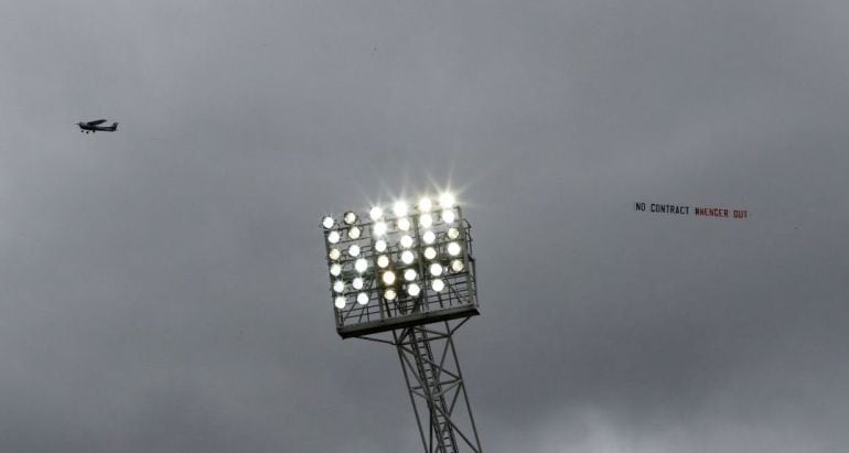 Avioneta que sobrevuela el estadio The Hawthorns.