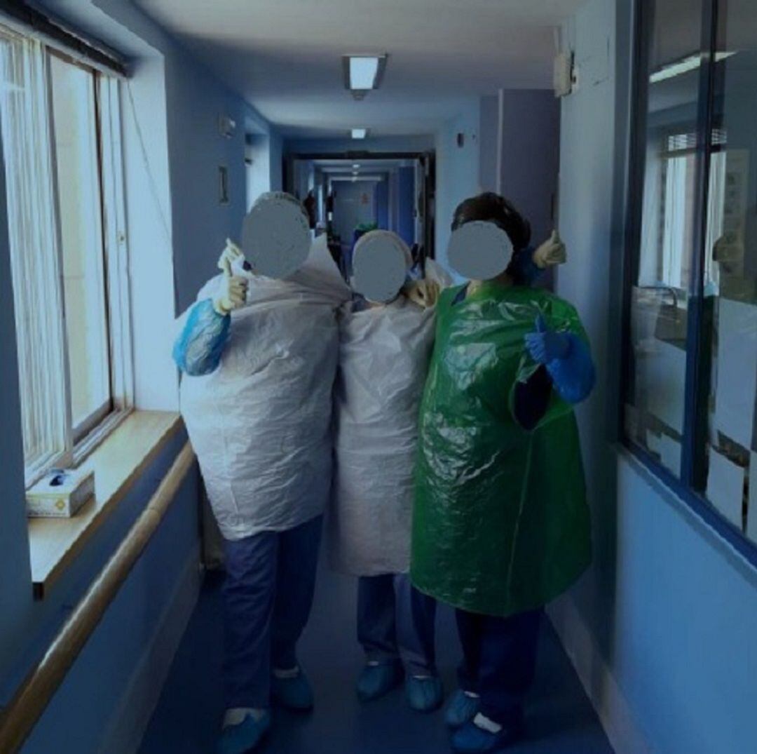 Tres trabajadoras protegidas con bolsas de basura