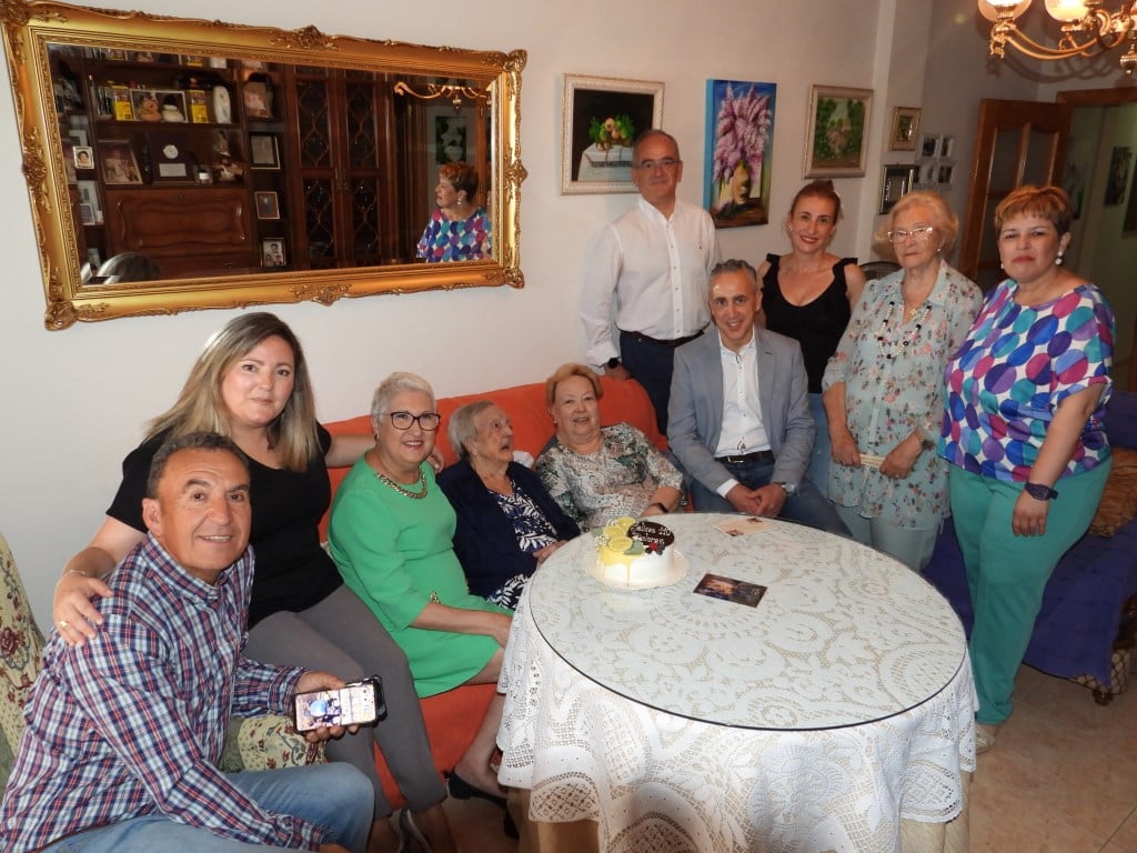 Dolores Buitrago, con su familia y el alcalde de Puertollano