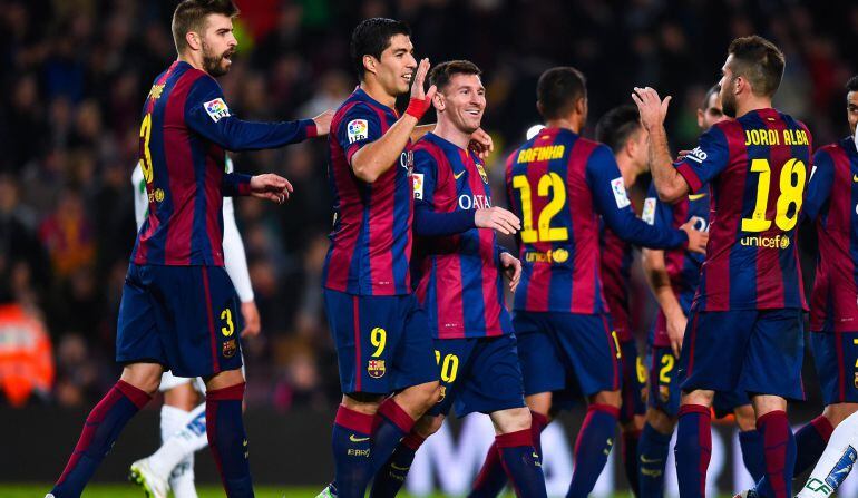 Los jugadores del F. C Barcelona celebran un gol