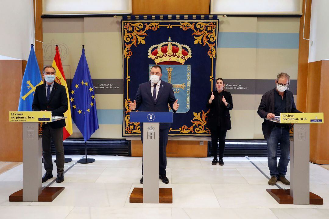 El Presidente del Principado, Adrián Barbón, acompañado del Consejero de Salud, Pablo Fernández, (Izda.) y del Director General de Salud Pública, Rafael Cofiño, (Dcha.) comunica las modificaciones en las normas frente a la Covid-19