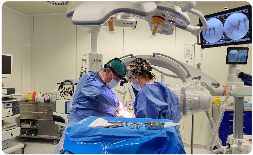 Una de las empresas se dedica al desarrollo de material para operaciones quirúrgicas