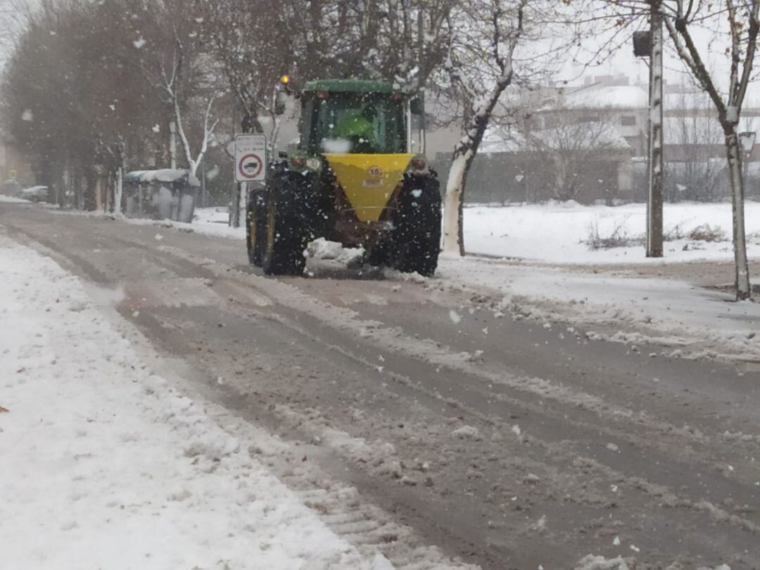 Un agricultor esparce sal durante la nevada