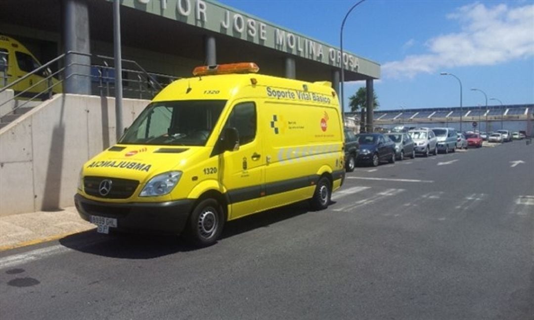 Ambulancia de Sporte Vital Básico del SUC en el hospital Molina Orosa de Arrecife.