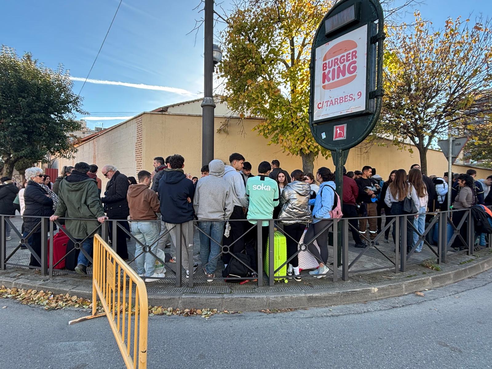 Personas esperando a ser realojadas
