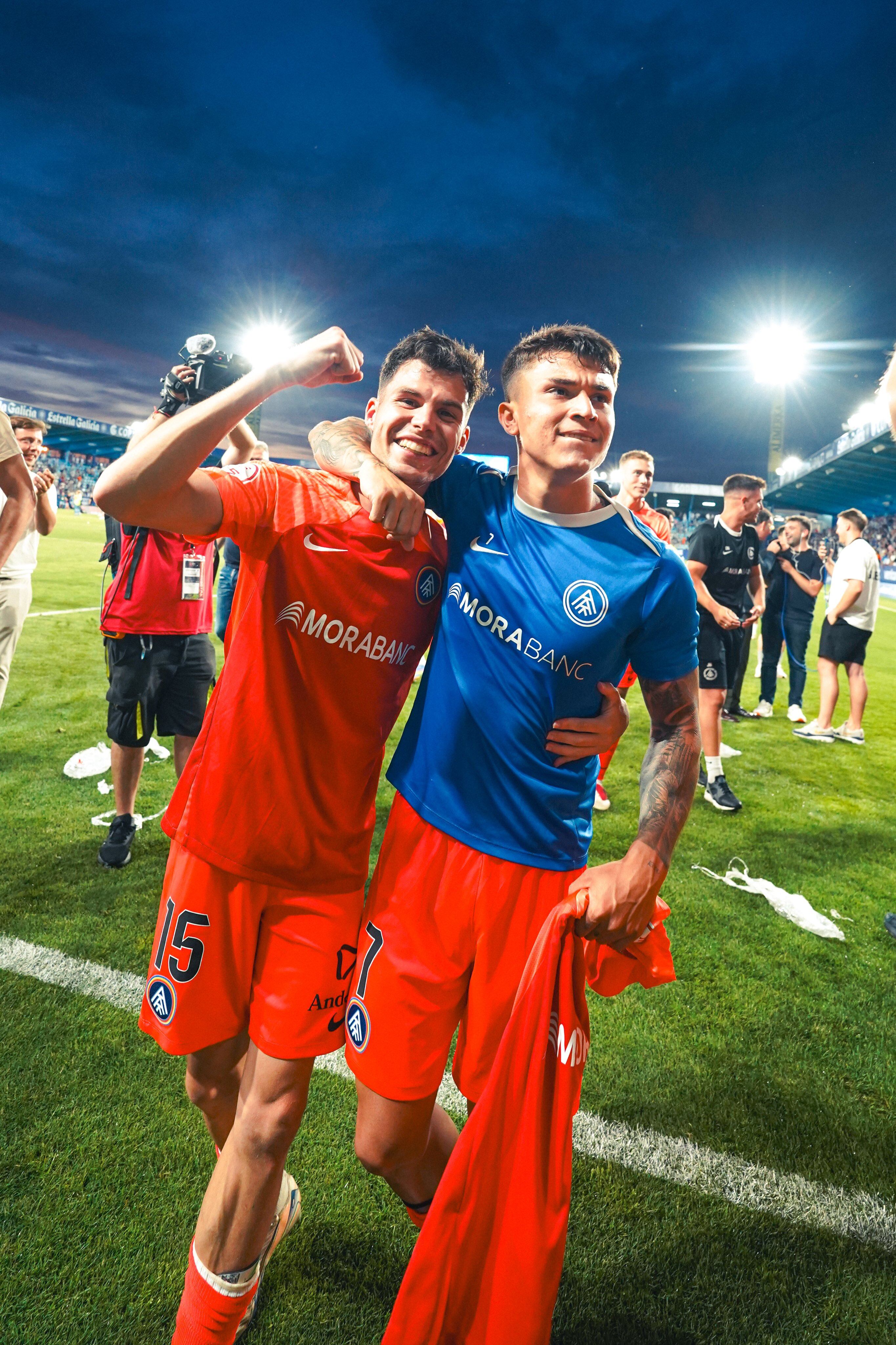 Els jugadors de l'FC Andorra celebren l'ascens a Ponferrada