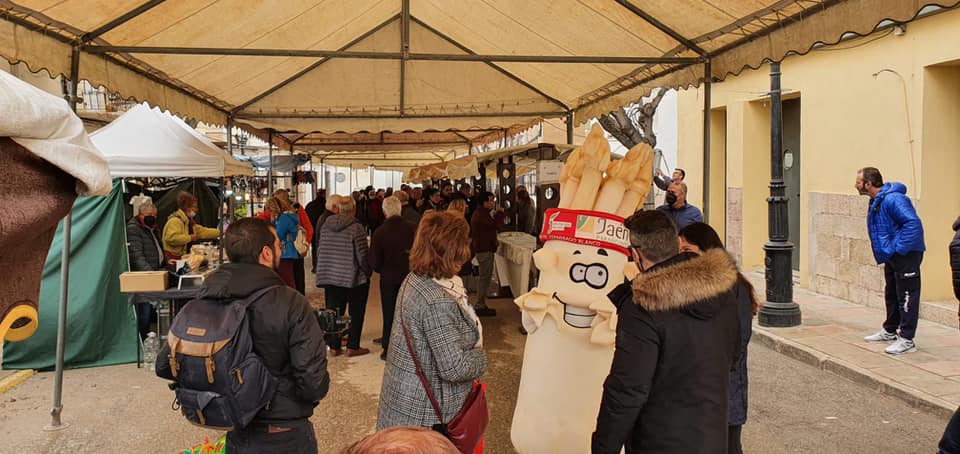 Asistentes al Mercado Degusta Jaén en la VII Feria del Espárrago de Bedmar.