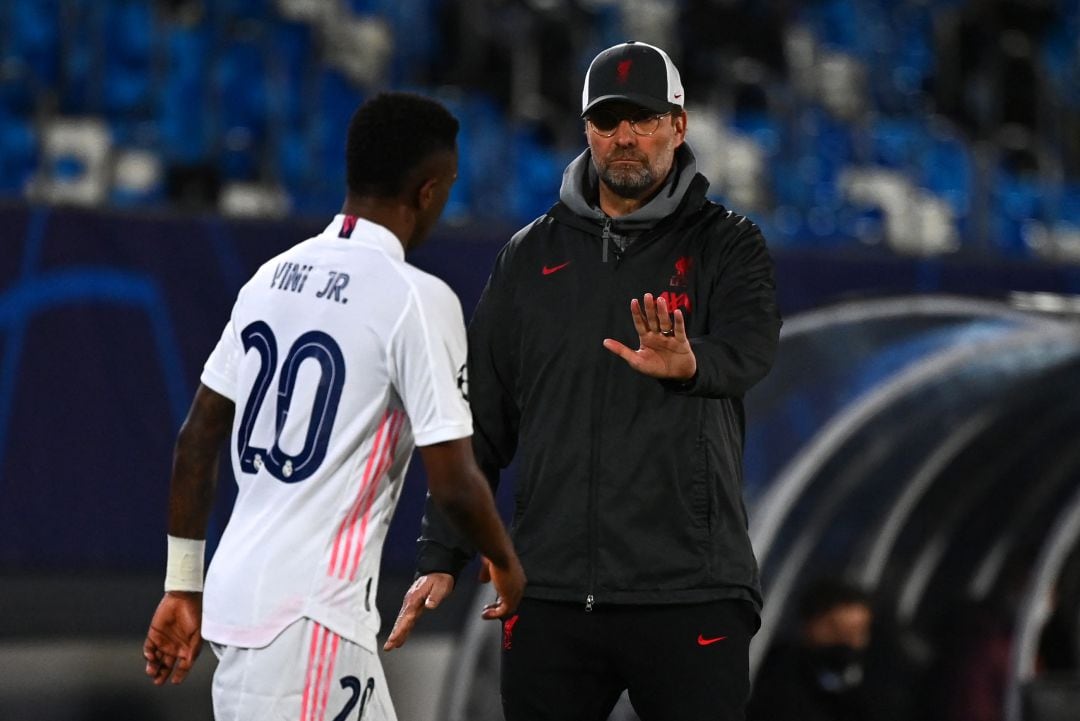 Klopp, entrenador del Liverpool y Vinicius Jr., jugador del Real Madrid. 