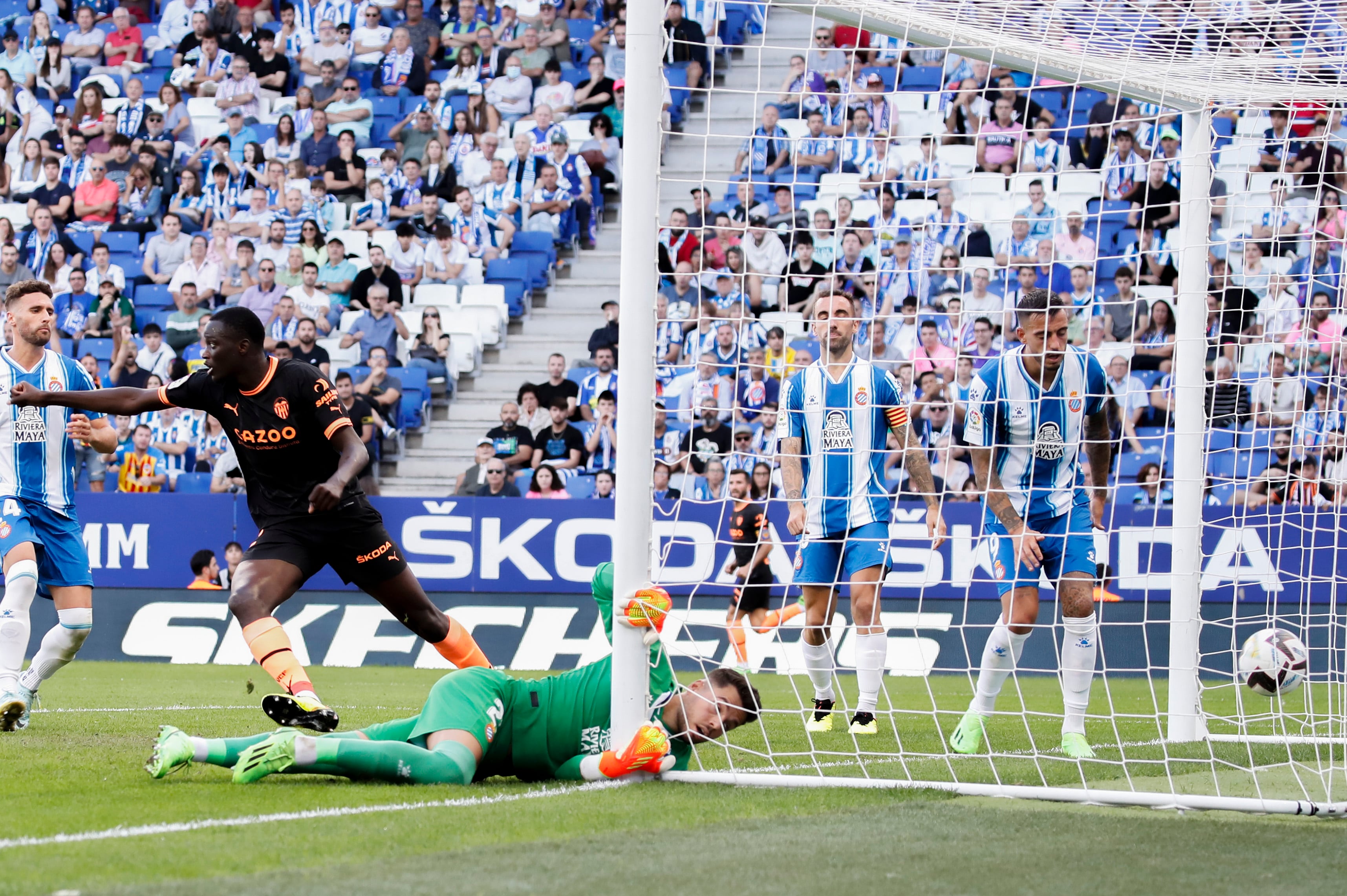 El portero del RCD Espanyol Álvaro Fernández (c) no puede detener el gol del defensa del Valencia CF, Gabriel Paulista, durante el partido de la jornada 7 de LaLiga, este domingo en RCDE Stadium de Cornella de Llobregat. EFE/ Marta Pérez