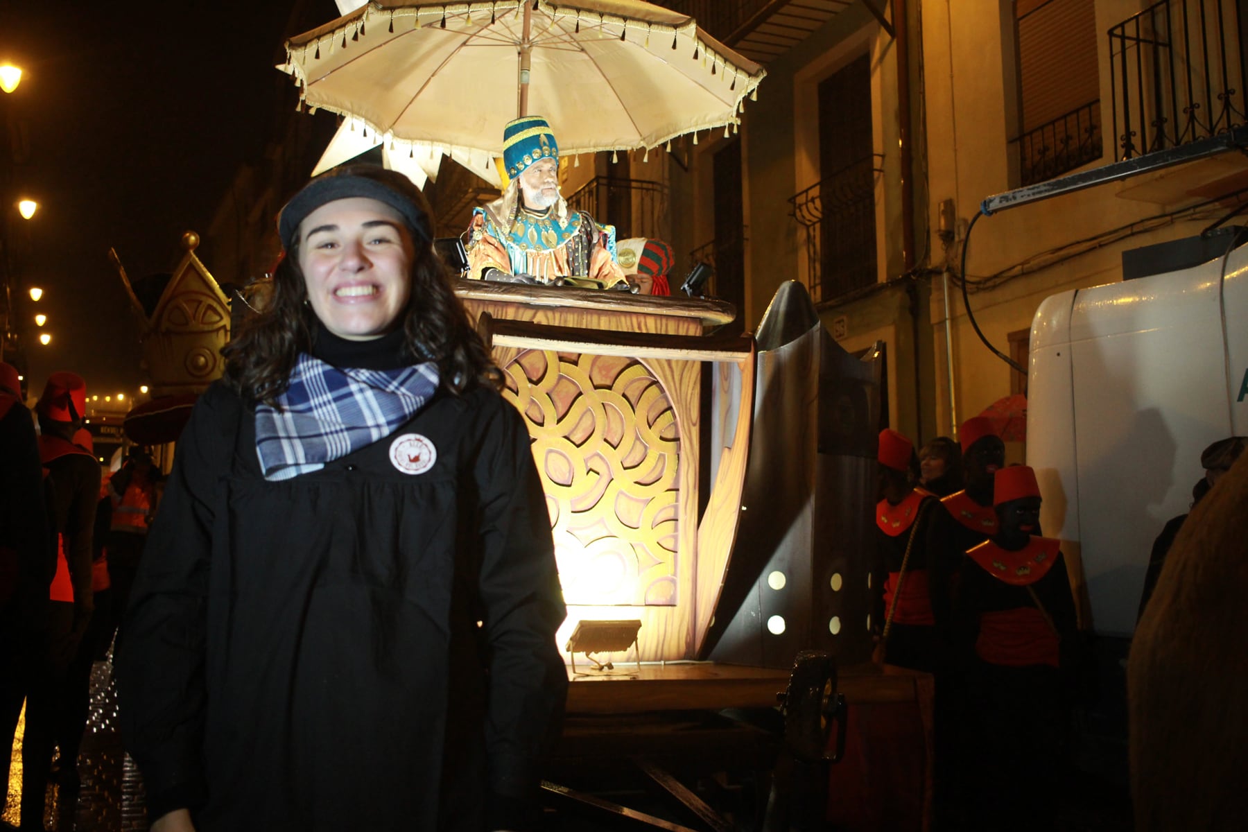 Abril Peidro, autora del Bando Real, junto a la carroza del Embajador y cerca de su figura