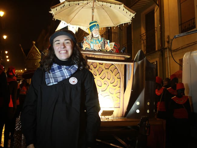 Abril Peidro, autora del Bando Real, junto a la carroza del Embajador y cerca de su figura