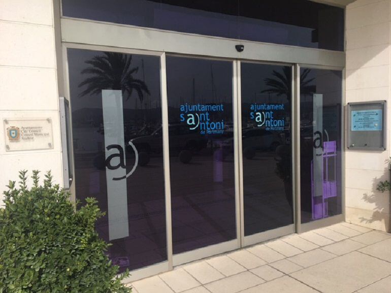 La puerta de acceso a las dependencias municipales