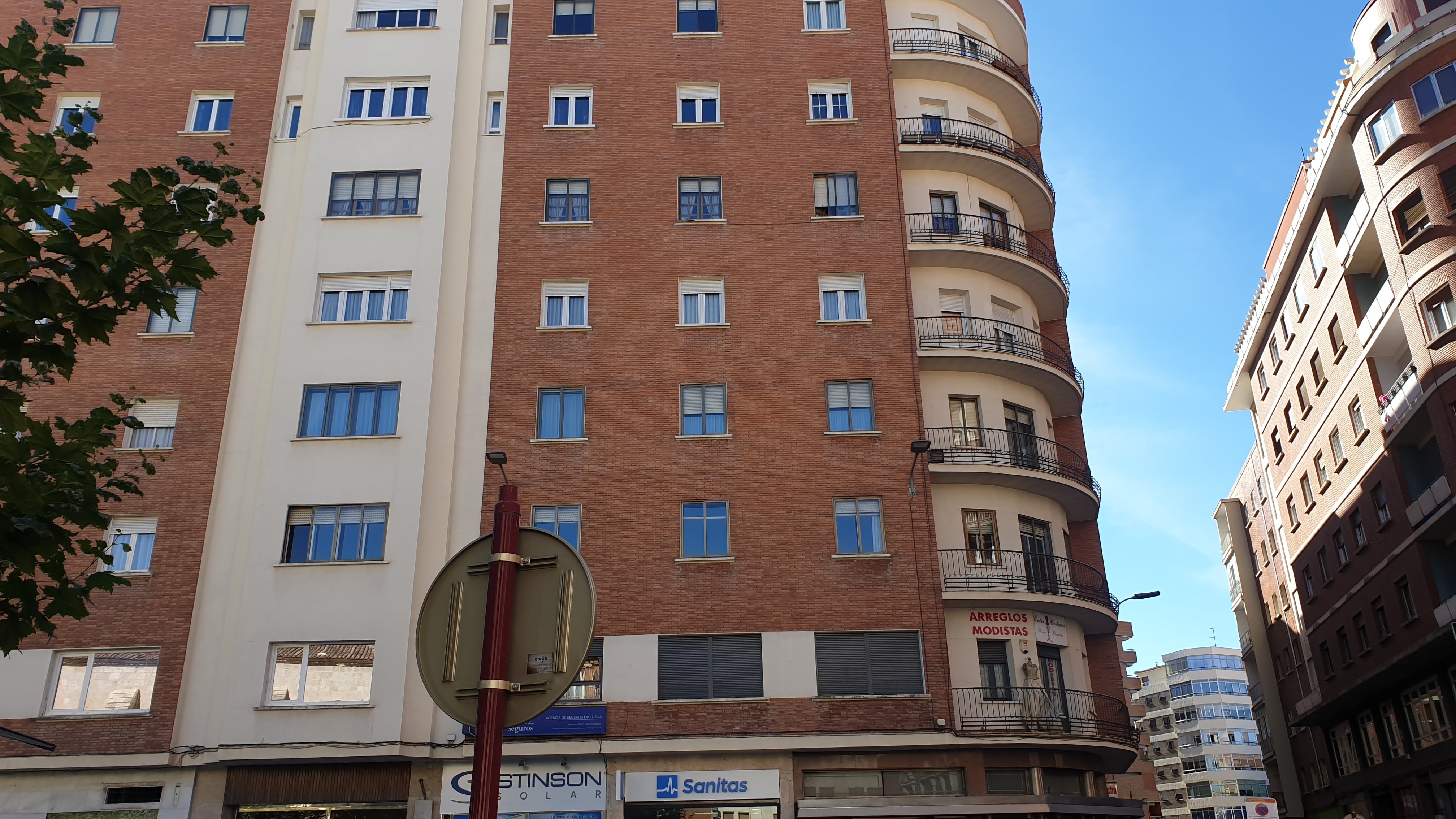 El edificio proyectado por Luis Carlón en la Plaza de San Lázaro, reconocido por el registro del Docomomo Ibérico