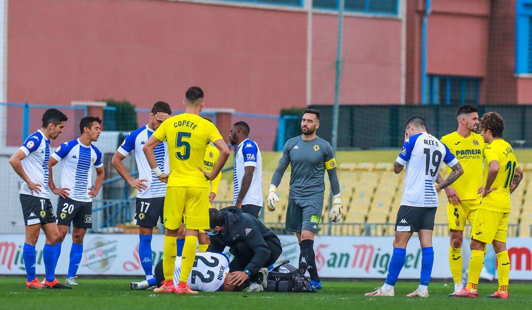 Acuña, tras lesionarse en la rodilla