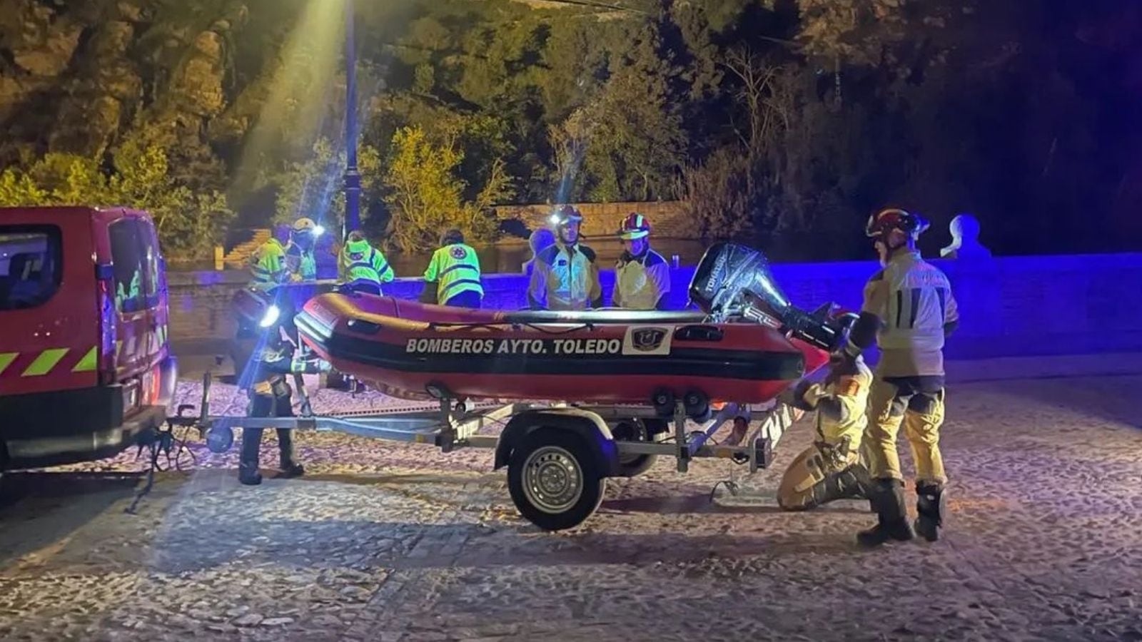 Un equipo de actividades acuáticas se ha desplazado hasta el barco pasaje para proceder a rescatar el cuerpo sin vida de un hombre en el río Tajo