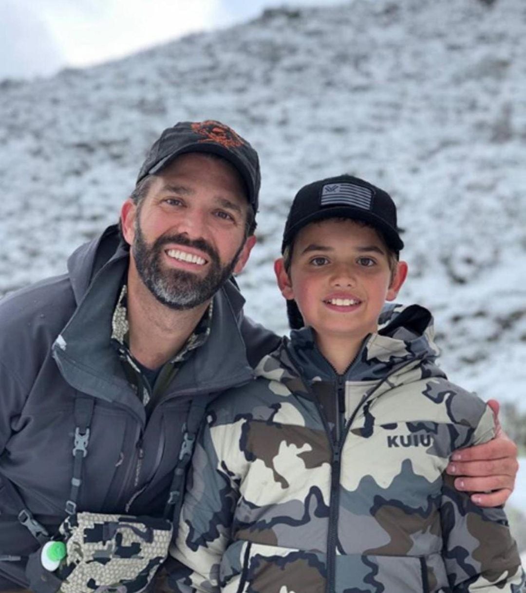 Donald Trump Jr. con su hijo durante su estancia para cazar en España