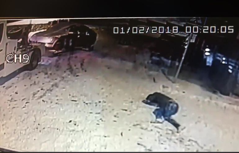 Un moment de les imatges captades per la càmera de seguretat d'un establiment del Pas de la Casa en el què es pot apreciar el turista, embriagat, estès sobre la neu, mentre marxa la grua del circulació del comú d'Encamp.