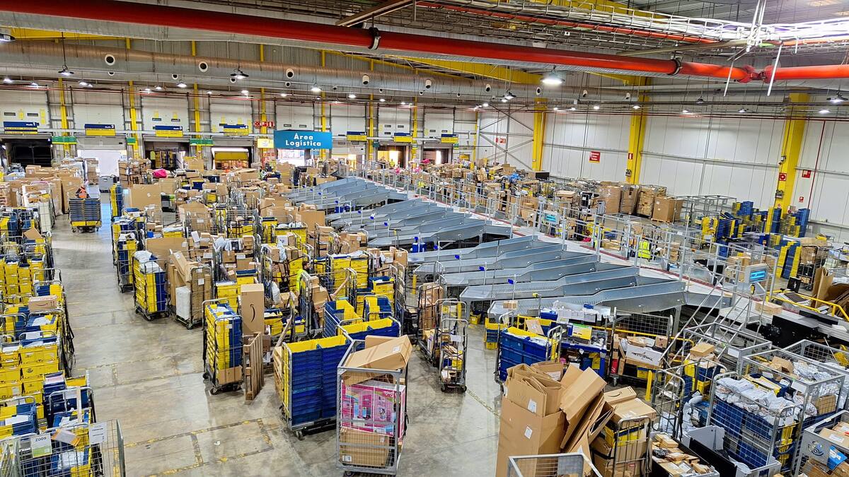 Los secretos de la paquetería solidaria de Correos en Navidades