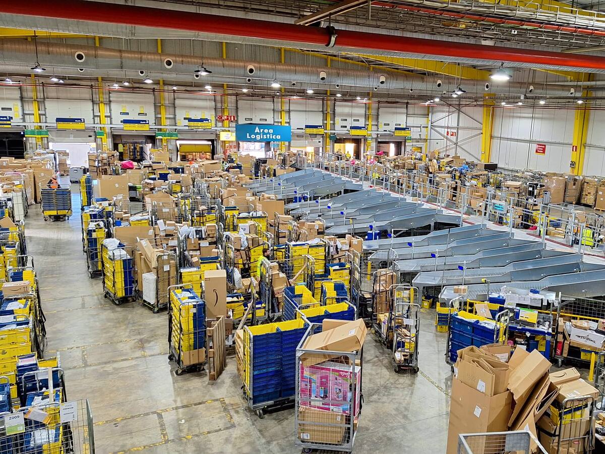 Los secretos de la paquetería solidaria de Correos en Navidades