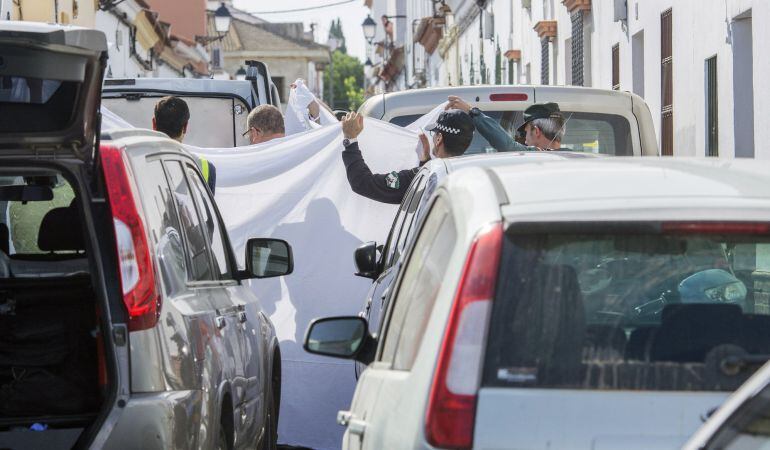 GRA169. OLIVARES (SEVILLA), 16-10-2016.- Puerta del domicilio donde un hombre ha sido detenido por apuñalar mortalmente a una mujer, al parecer su pareja, en la calle Primero de Mayo en el término municipal de Olivares (Sevilla). Al lugar del suceso se ha