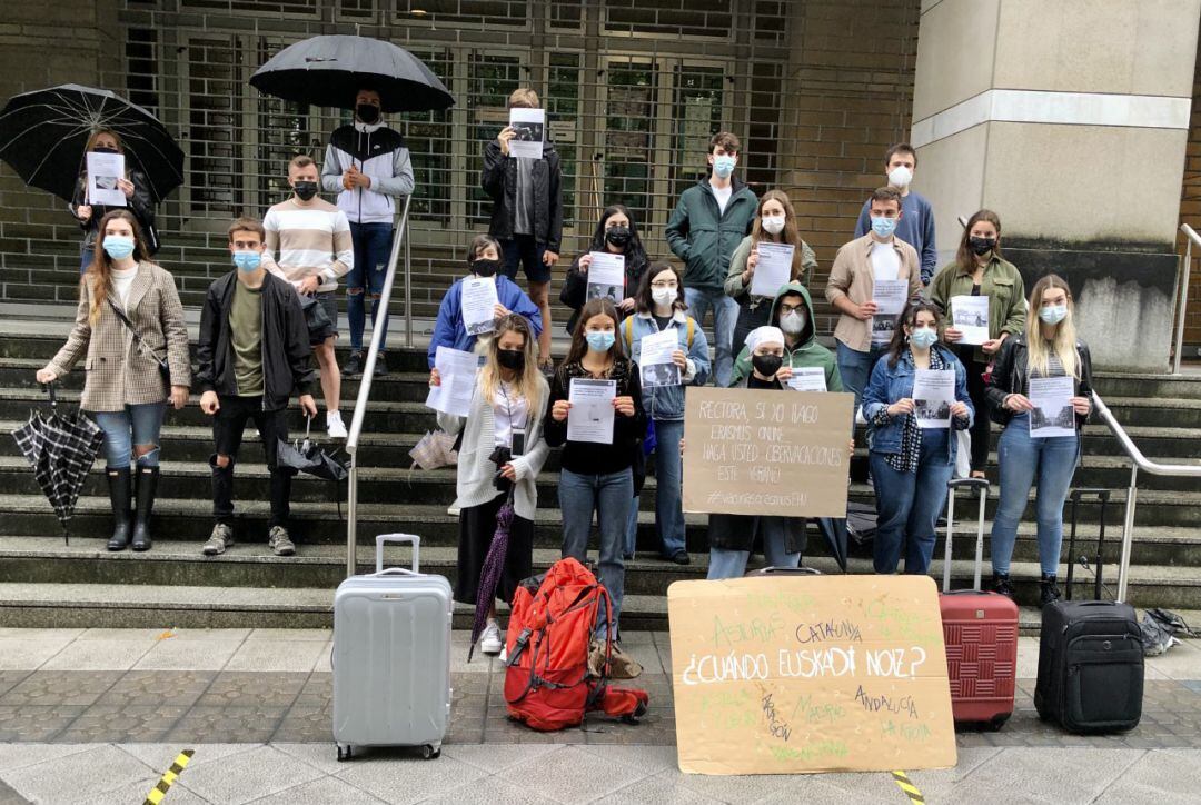 Estudiantes de Erasmus de UPV se han movilizado este domingo en las tres capitales vascas para reclamar que se les vacune contra la covid-19 antes de que arranque el nuevo curso