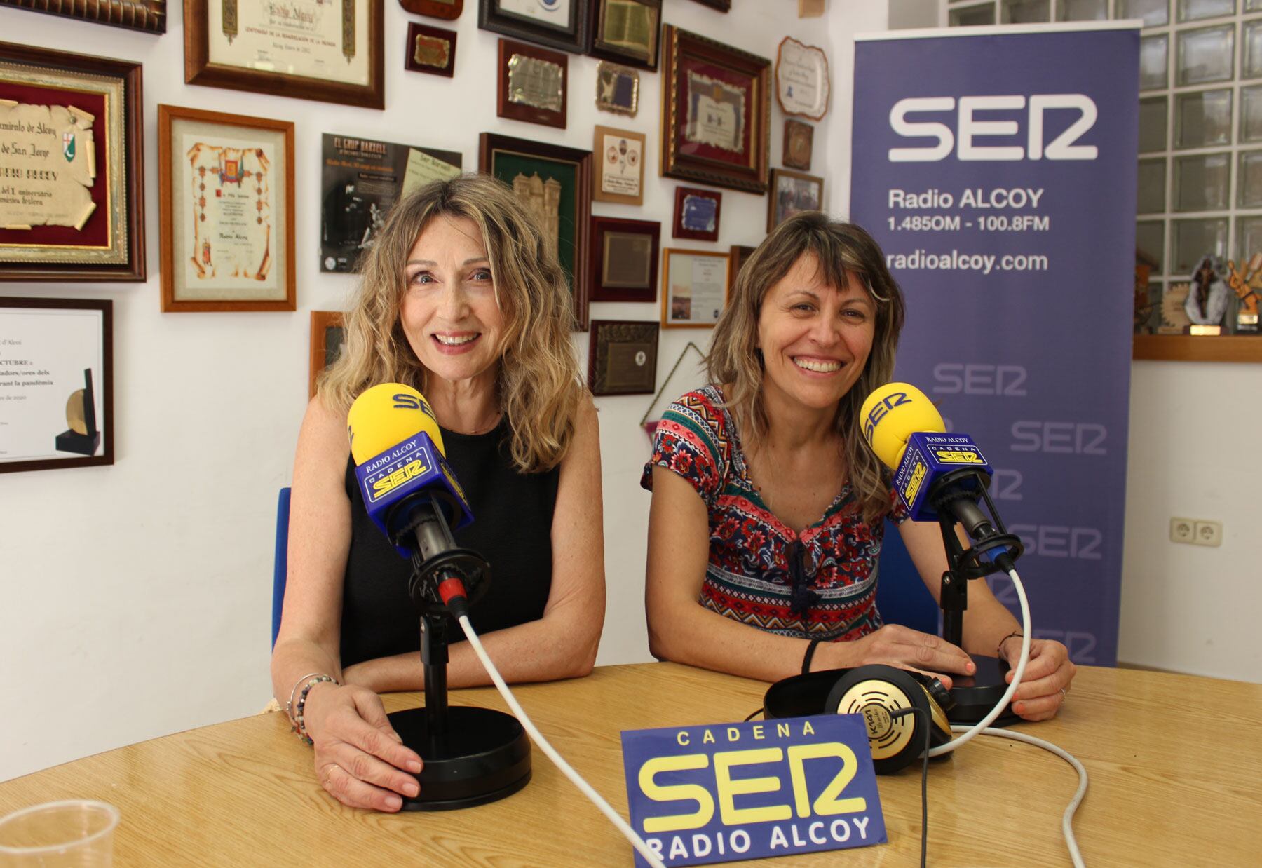 María José Grau y Reyes Cortés, en el estudio central de Radio Alcoy
