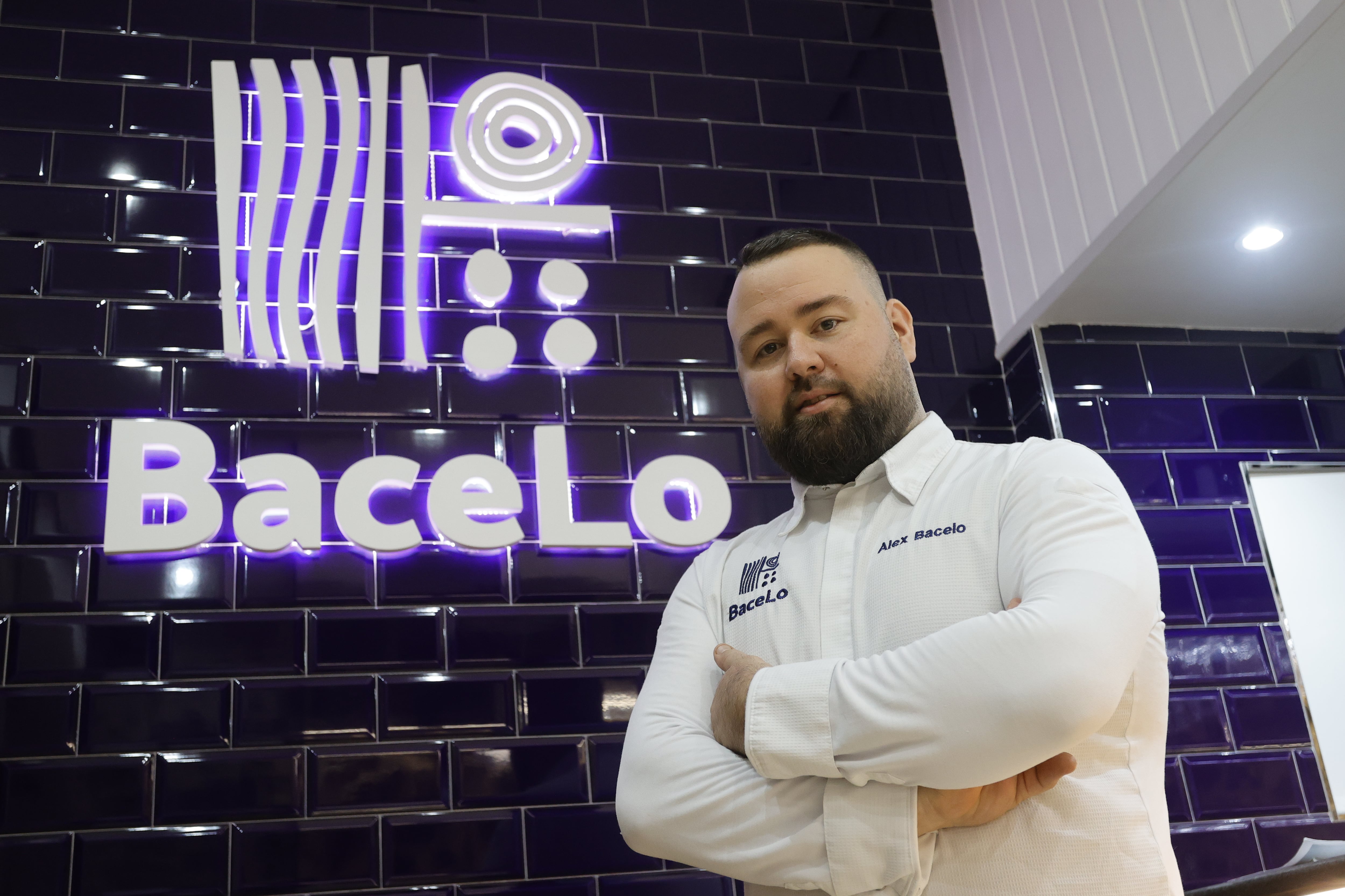 Sin necesidad de esperar por una estrella Michelin, la gastronomía de Ferrol se reivindica en uno de sus mejores momentos con la apertura de nuevos locales y la consolidación  de propuestas  por una cocina actual y que mezcla estilos e influencias internacionales; en la foto, Álex Bacelo, de Bacelo. Foto: Kiko Delgado / EFE.