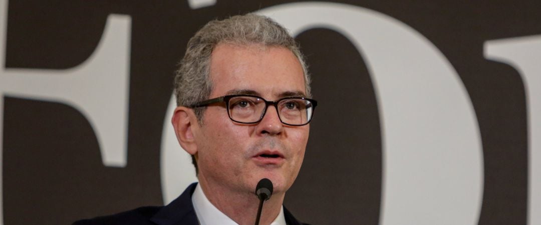 El presidente de Inditex, Pablo Isla, da un discurso en los Premios Forbes, que reconocen su labor al mando de la multinacional española, en Madrid el 20 de febrero de 2020.