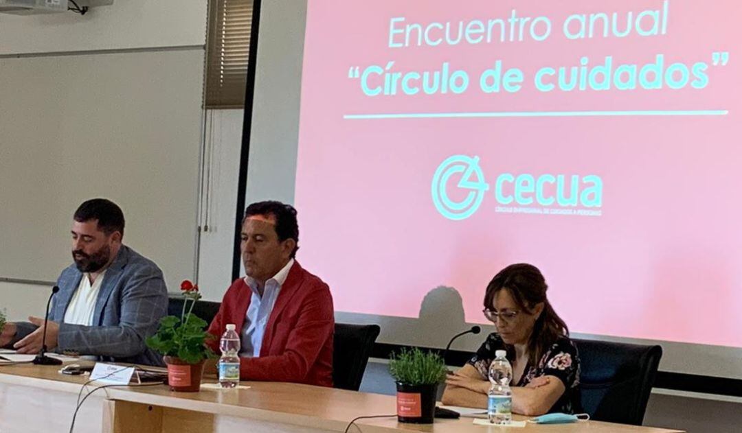 Mesa del Encuentro Anual 'Círculo de Cuidados' con Andrés Rodríguez, presidente de CECUA, el primero por la izquierda.
