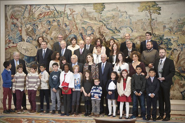 Foto de familia con los centros premiados y la reina doña Letizia