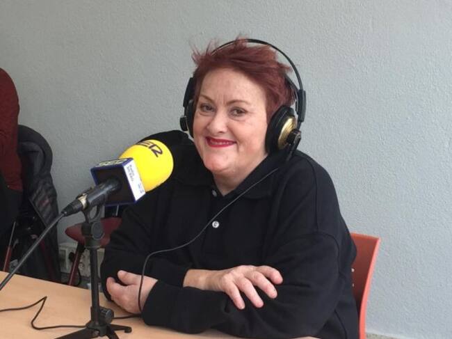 La actriz Karmele Larrinaga ante los micrófonos de Hoy por Hoy Bizkaia