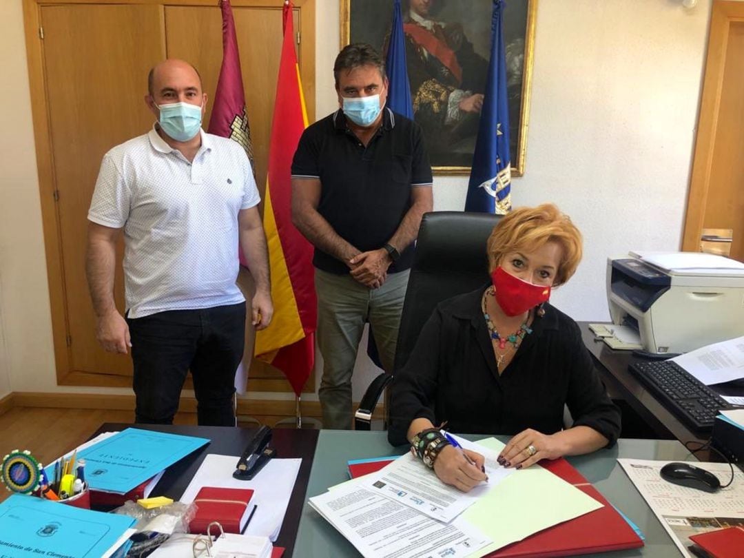 Momento de la firma del convenio por parte de Charo Sevillano
