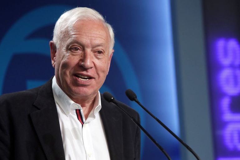  El precandidato José Manuel García-Margallo, que ha perdido la primera vuelta para liderar el PP, durante la rueda de prensa ofrecida esta noche en la sede de Génova, en Madrid