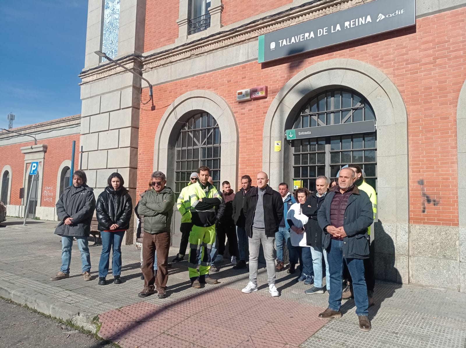 Trabajadores ferroviarios guardan cinco minutos de silencio en la Estación de Talavera