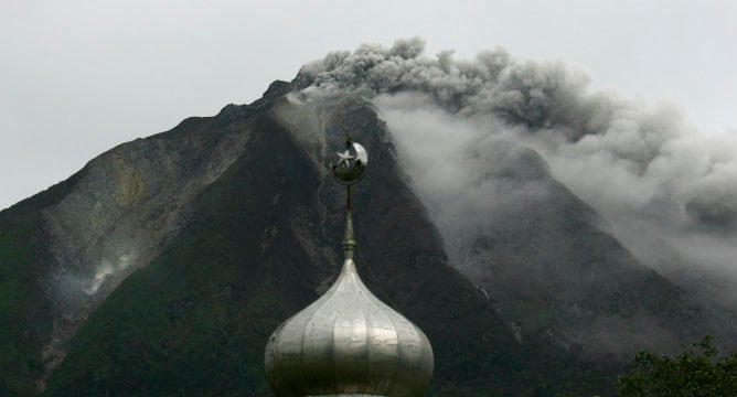 El volcán Sinabung, que ha entrado en erupción, se encuentra cerca de una mezquita en el distrito de Karo