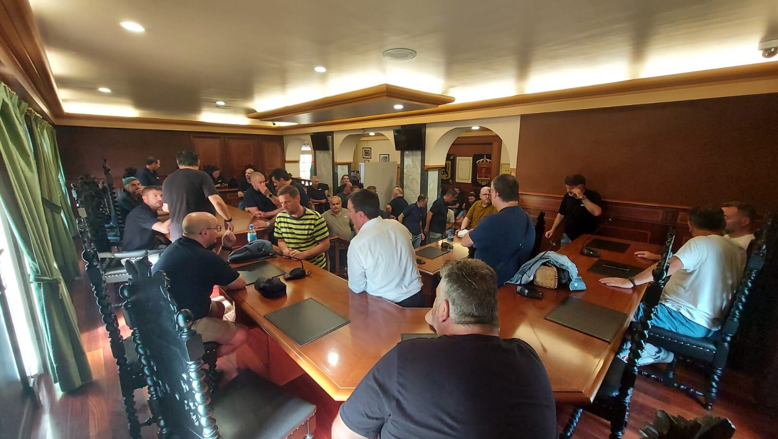 Imagen del encierro del plantel de Einsa Print, iniciado este miércoles en la casa consistorial de As Pontes (foto: CIG)