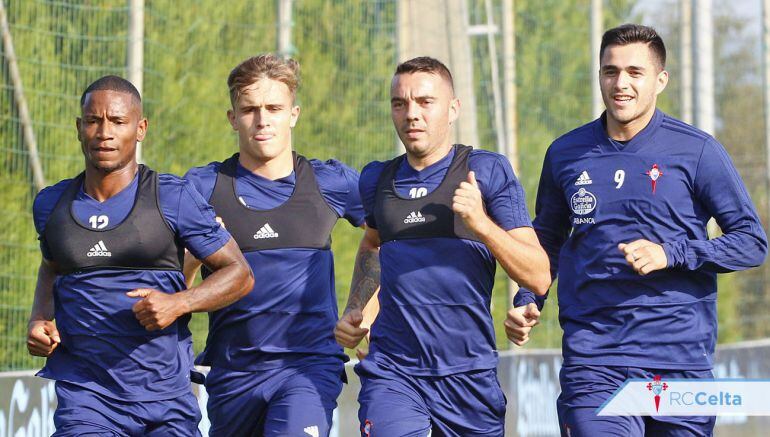 Beuavue, a la izquierda, es uno de los futbolistas en la rampa de salida